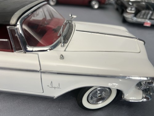 1961 IMPERIAL CROWN CONVERTIBLE, 1:18 Scale , SIGNATURE SERIES - Picture 17 of 18