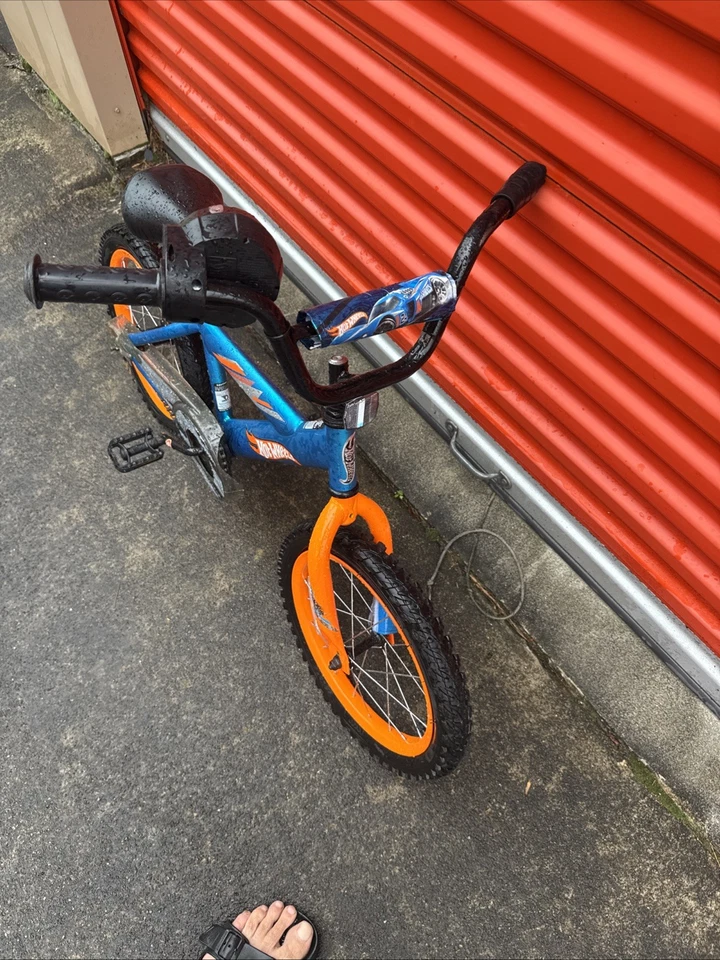 Bicicleta Hot Wheels de 16 pulgadas para niños con agarre de revoluciones cuadro BMX resistente neumáticos todo terreno Foto 4 de 4