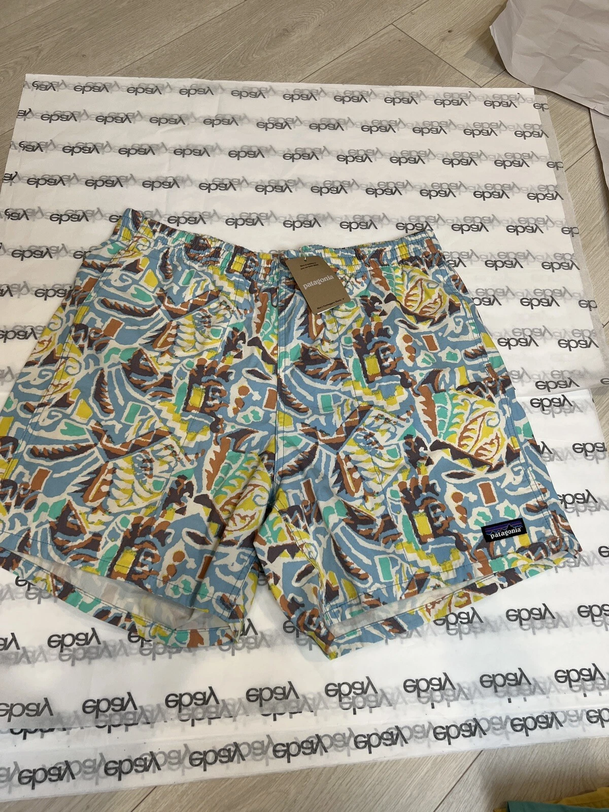 Patagonia Funhoggers Cotton Shorts 6" Thriving Planet Mens Size L New $75