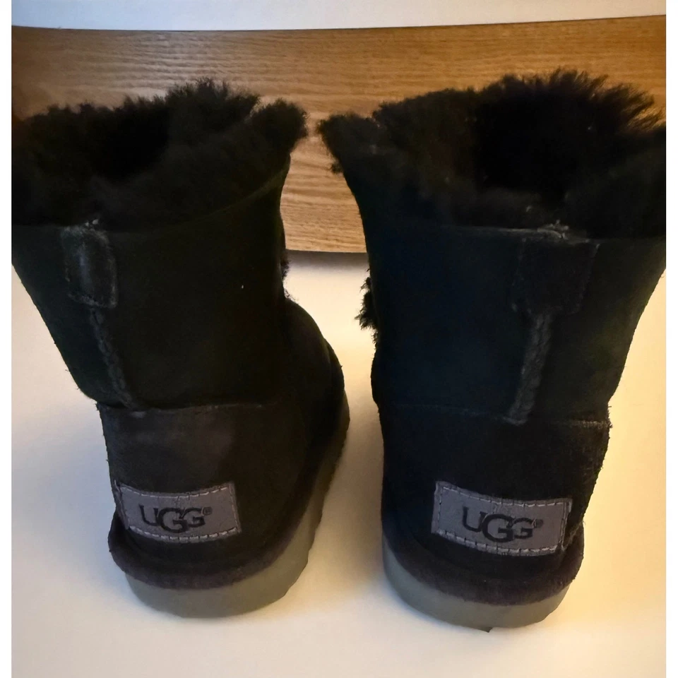UGG Toddler Gita Slip-On Boot Girls Size 9 Black Pom-Pom Bow Shearling-Lined - Image 3 of 4