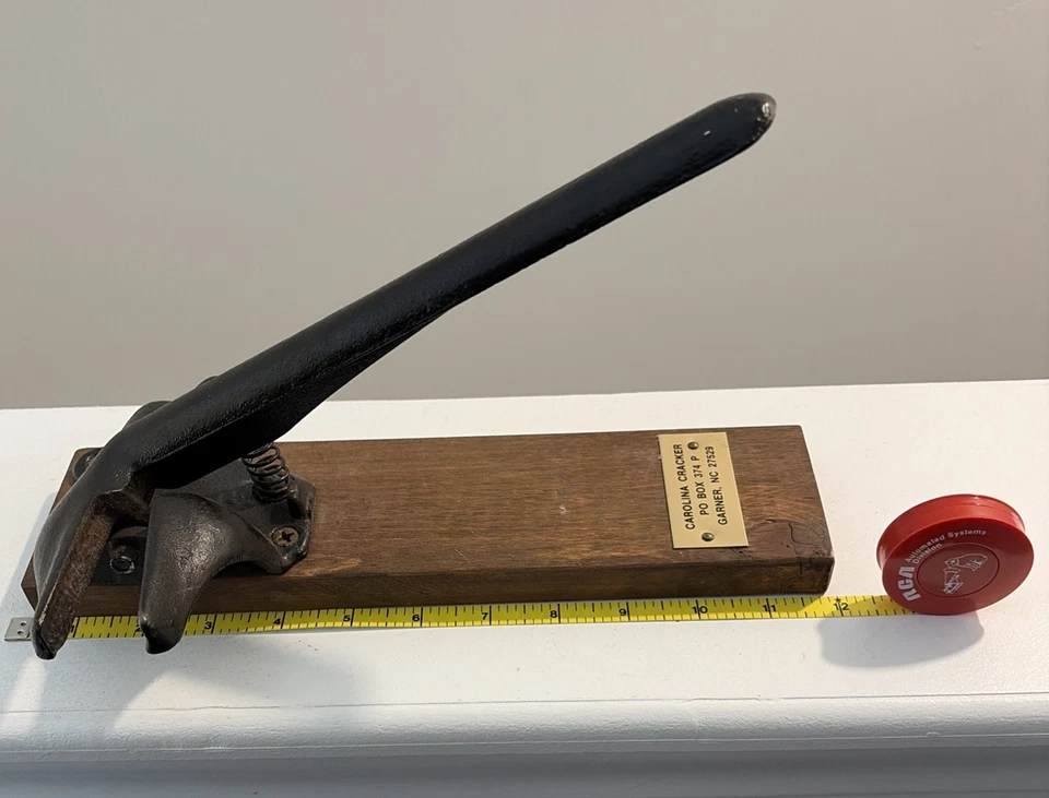 Herramienta de tablero cascanueces de hierro fundido Carolina de colección hecha en Garner, Carolina del Norte Foto 4 de 4