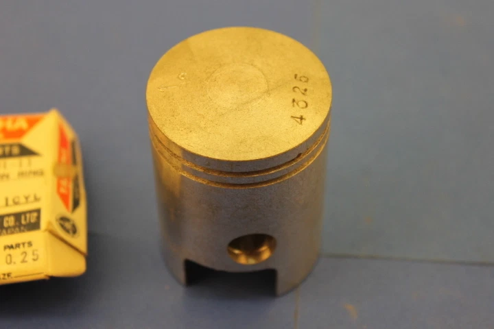 NOS Yamaha AS1 AS2C Piston 183-11635-03 And Ring Set 183-11-11601-11 (1ST O/S) - Image 2 of 4