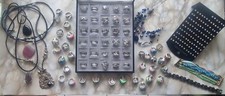 lot de 127 BIJOUX  ¨NEUFS¨ BAGUES,BOUCLES,BRACELETS,COLLIERS  