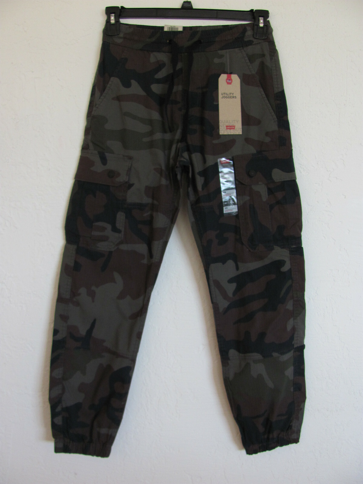 levi's camo joggers