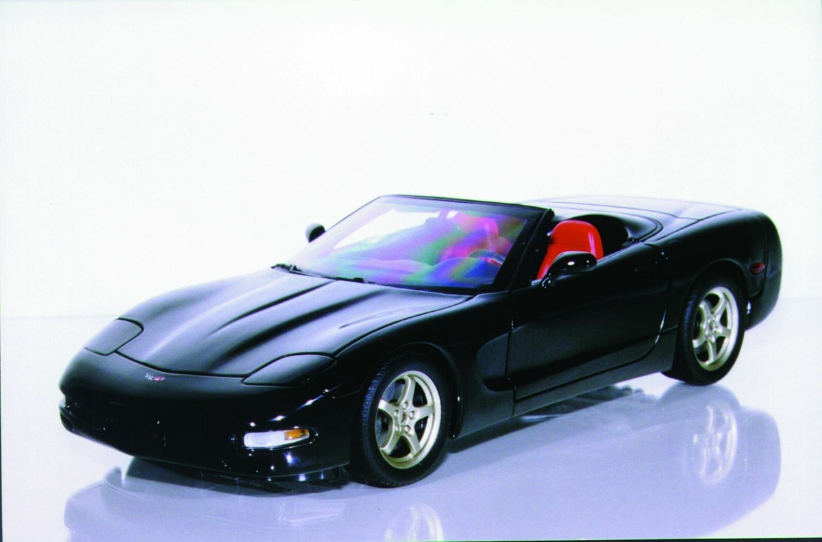 1:18 UT Models Chevy Corvette Convertible ('98) black, purple, red