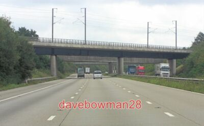 FOTO M20 EISENBAHN-BRÜCKE TRÄGT STRG DER KANALTUNNEL EISENBAHNVERBINDUNG (STRG) HAT P