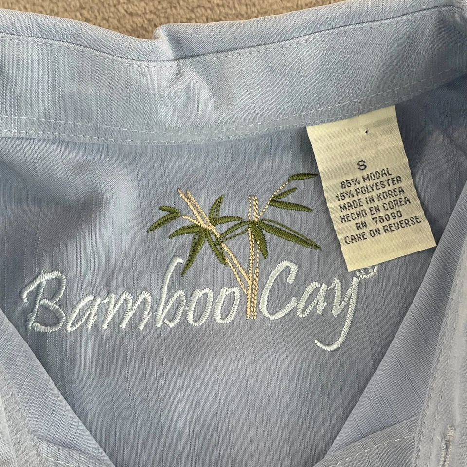 Camisa masculina Bamboo Cay Sailing the Good Life Camp bordada azul pequena nova com etiquetas $124 - Imagem 2 de 4