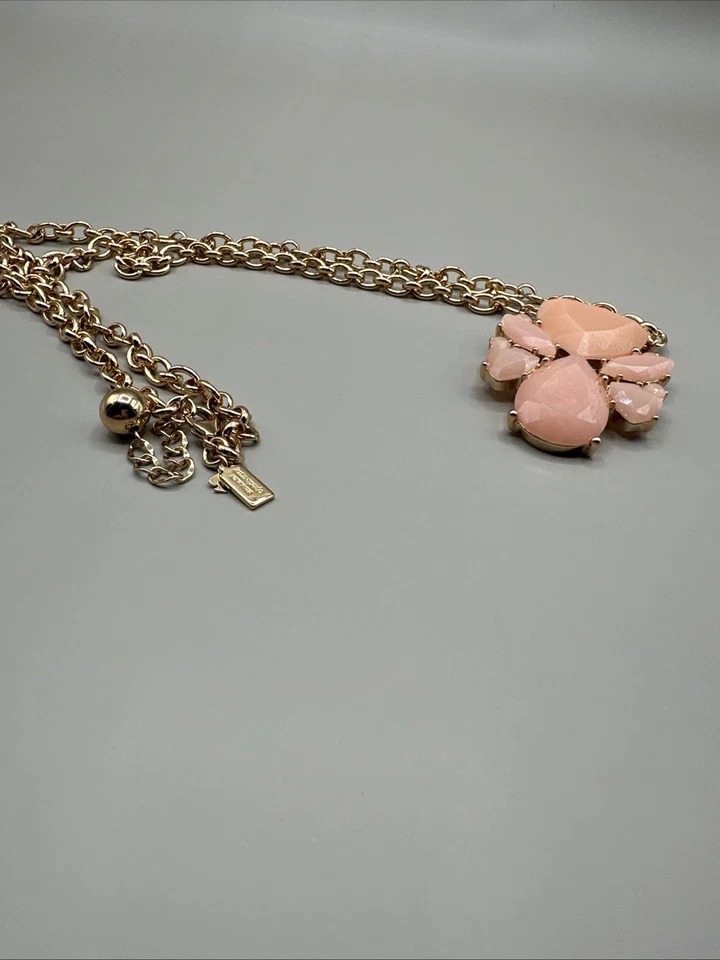 Kate Spade淡粉色流行奖章吊坠声明金色项链 — 第 2/4 张图片