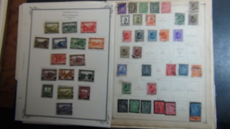 Stampsweis Yugoslavia stamp collection on Various pages est 488 stamps