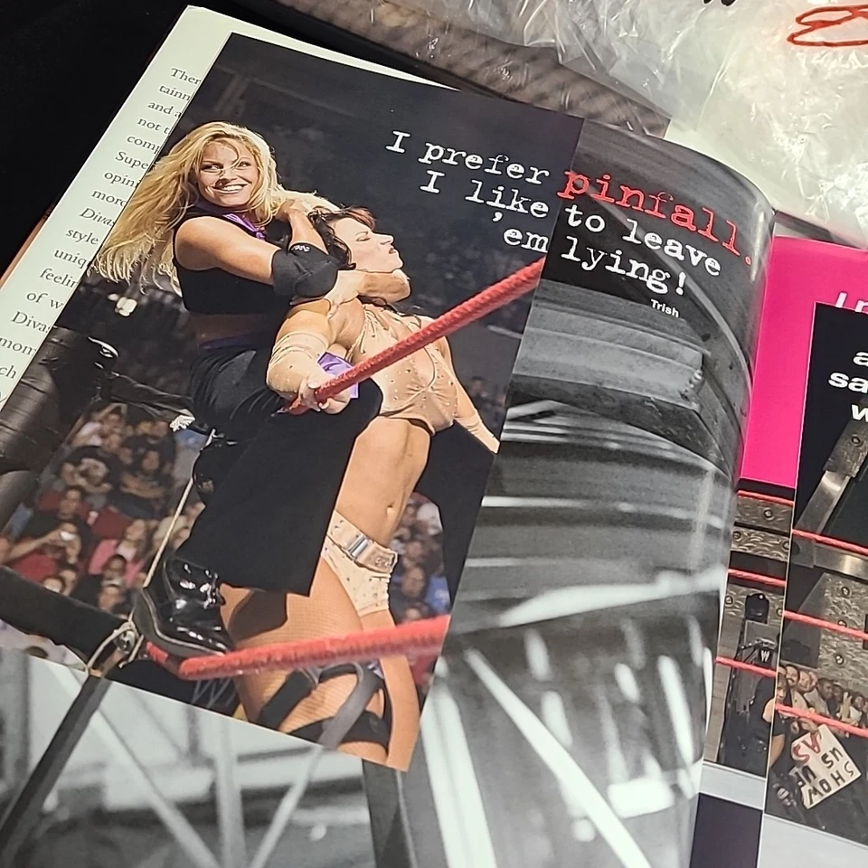 RARE WWE DIVAS UNCOVERED  HARDCOVER BOOK 2005 WRESTLING TRISH STRATUS LITA * NEW Foto 2 de 4