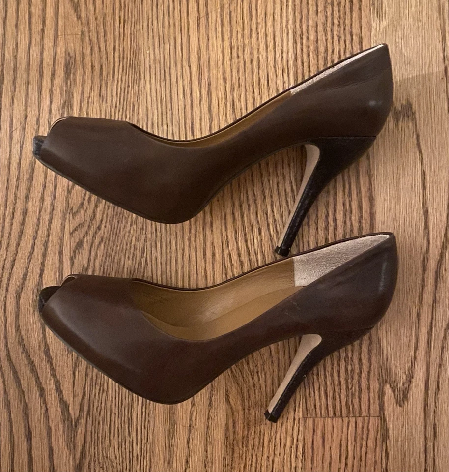 Zapatos Max Studio para mujer Paddington Peep Toe marrón oscuro 7M cuero tacón de salón Foto 2 de 4