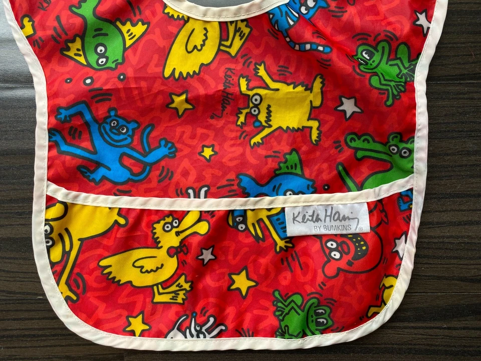 Babero de bebé vintage retro rojo Keith Haring de Bumkins arte pop vinilo Foto 2 de 3
