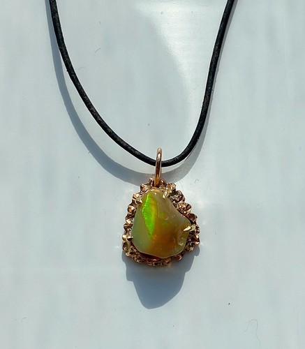 Colgante de oro rosa ópalo arco iris natural crudo, Shamballa - Imagen 3 de 10