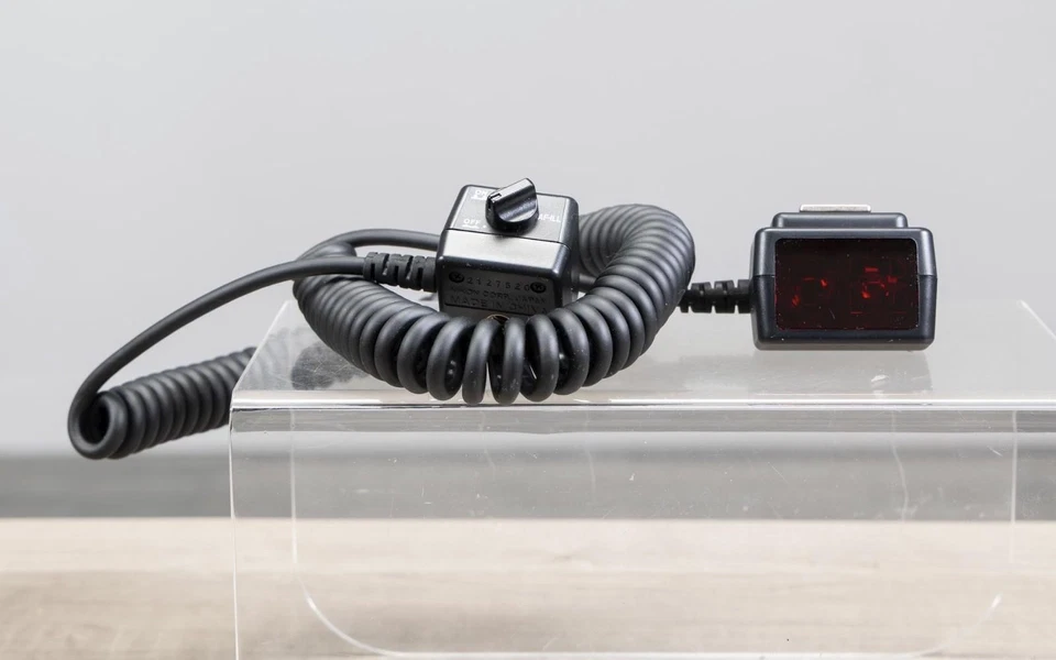 Nikon SC-29 TTL Off-Camera Coiled Remote Cord Flash Cable w/ Instructions & Box - Image 3 of 3