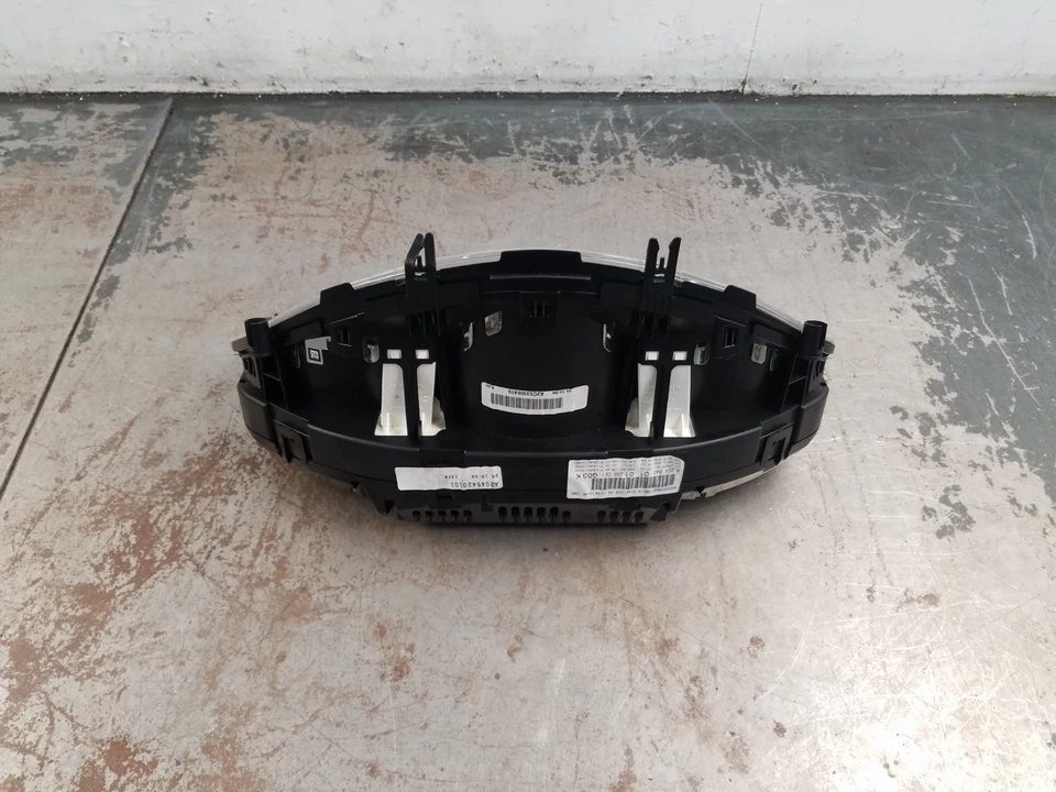 Mercedes Benz AMG C 63 2010 calibre clúster #8001 Q6 Foto 4 de 4