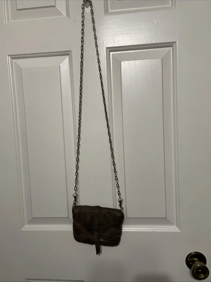 Mini bolso bandolera Monserat De Lucca de cuero suave arrugado correa de cadena de latón Foto 3 de 4