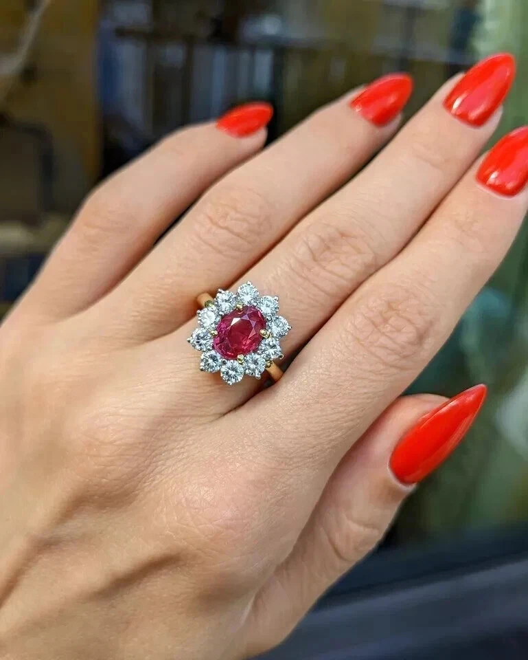 Anillo de compromiso de diamantes y rubíes naturales ovalados de 2,60 quilates de oro blanco macizo de 14 quilates tamaño TODO Foto 2 de 4