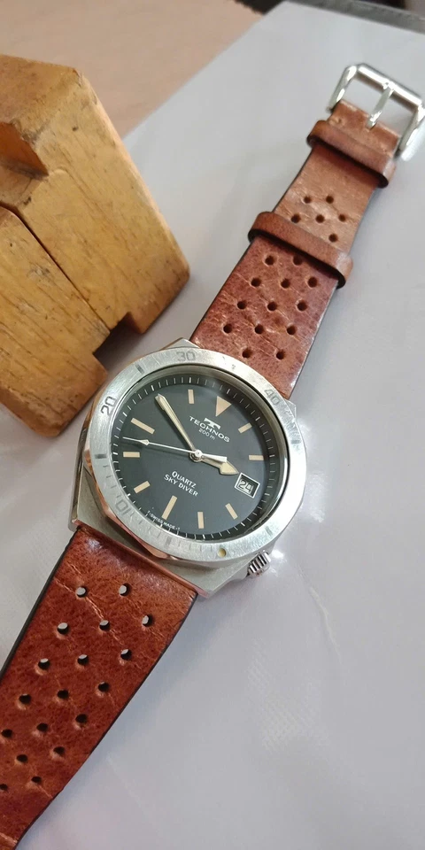 Reloj vintage de cuarzo TECHNOS SKY DIVER 200m para hombre Foto 3 de 4