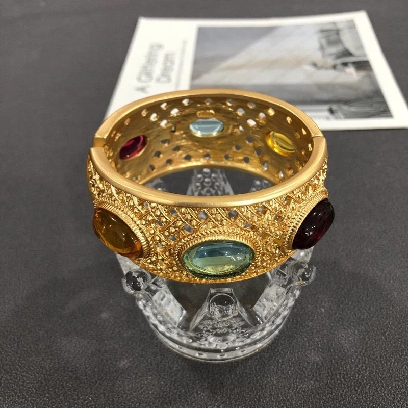 复古宫殿风格手镯镀金空心雕刻玻璃宝石手链 — 第 3/4 张图片