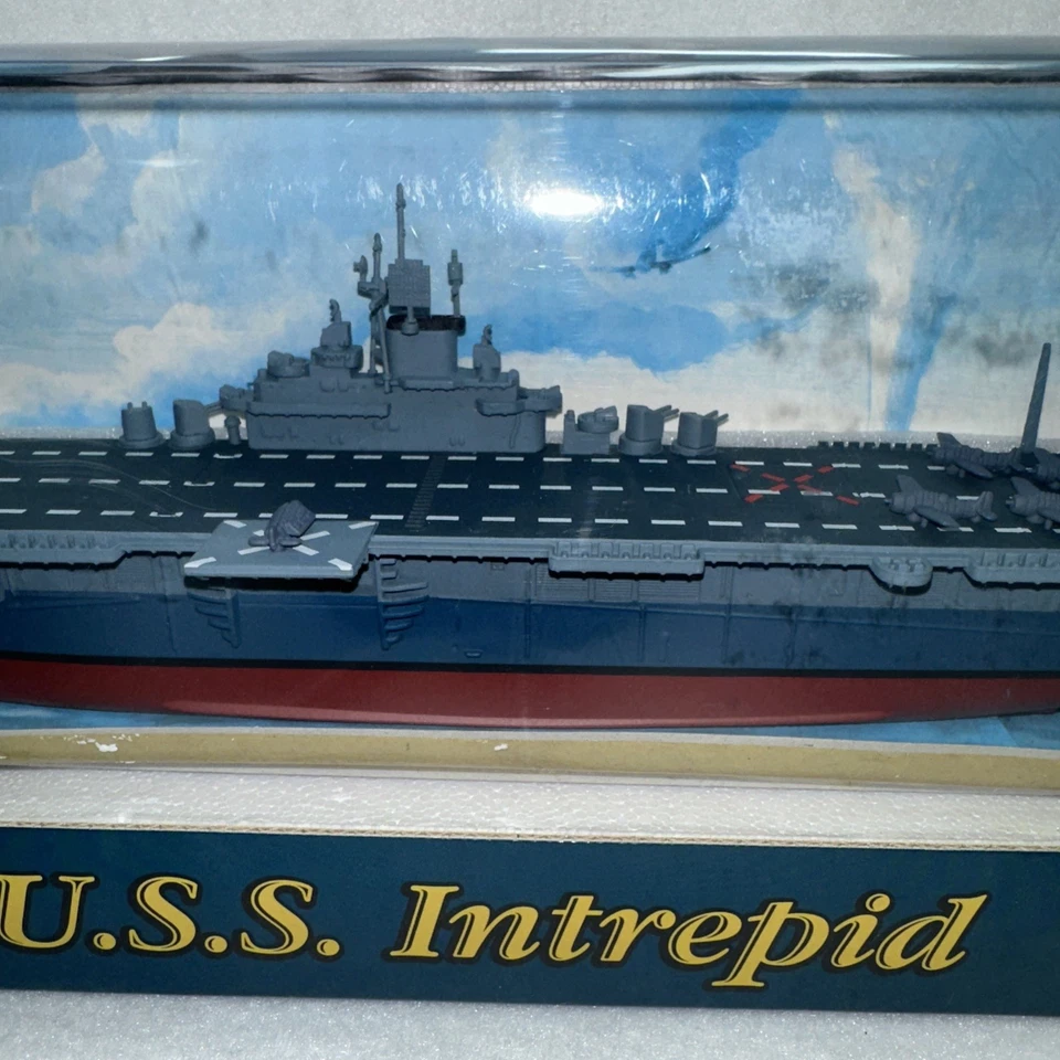 Military Classics USS Intrepid (CV-11) WWII Essex-Class Carrier 1:700 Scale - Image 3 of 4
