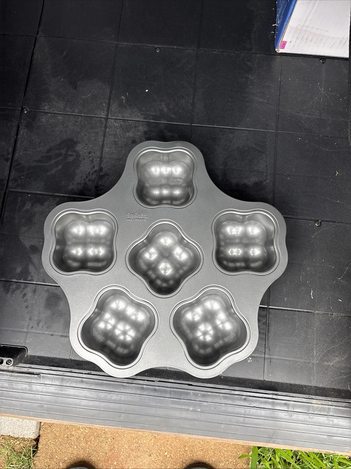 Chicago Metallic Stuff It Up Baking Pan for Tomatoes, Pepper, and Apples