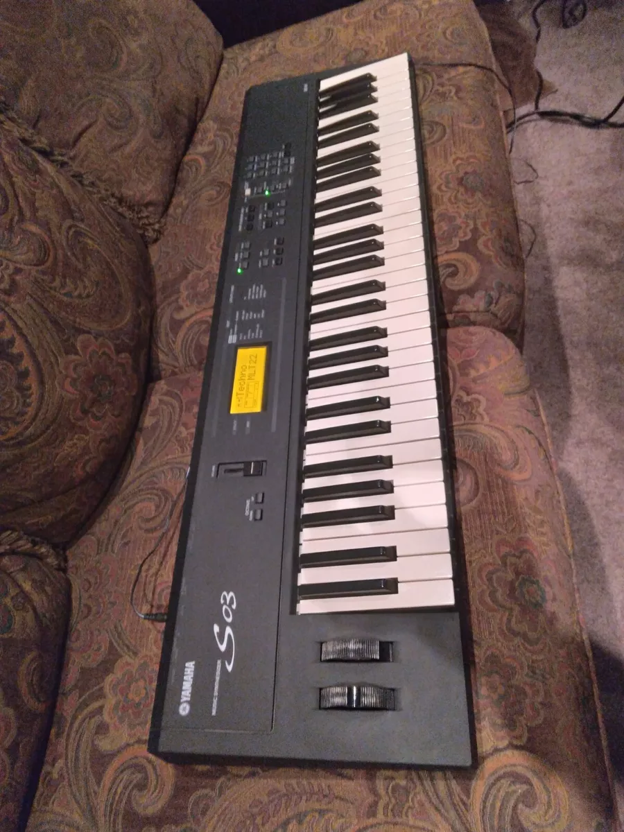 Yamaha S03 61 keys workstation synthesizer in great condition and very clean