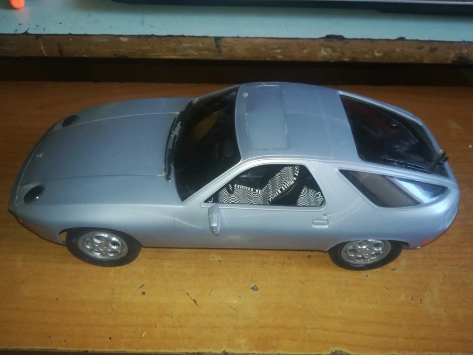 Modellino auto Kit Porsche 928 1977 Revell 1:16 NO 1:18 - Immagine 2 di 4