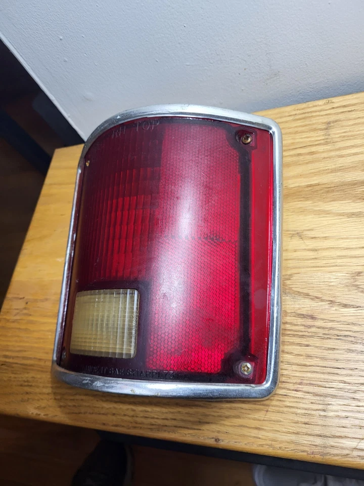 Chevy K5 Blazer C10 1973-1987 luz trasera pasajero derecho bisel y lente OEM Foto 3 de 4
