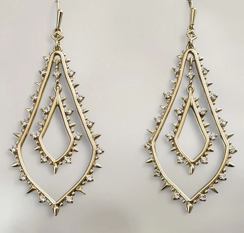 Pendientes colgantes Kendra Scott Alice enchapados en oro de 14 quilates de latón con tachuelas circonita cúbica Foto 3 de 4