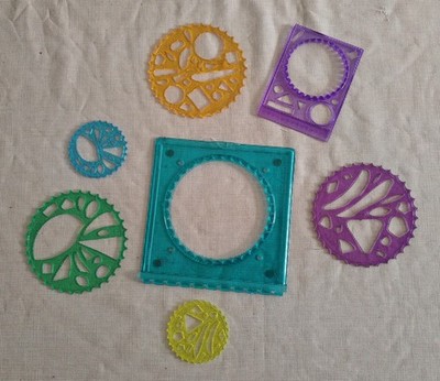 Spirograph geometrische Zeichenschablone Set - gemischte Farben Kunststoff Schablone Zahnräder