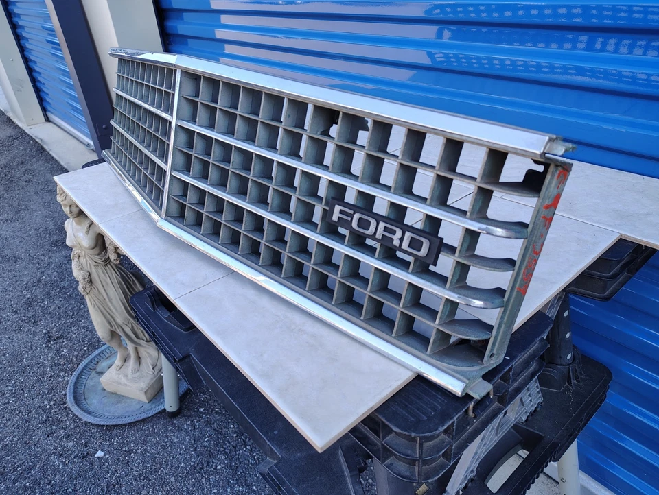 Ford Fairmont 1978-1980 parrilla delantera cromada con emblema de fábrica OEM # D8BB-8150-AWF Foto 3 de 4
