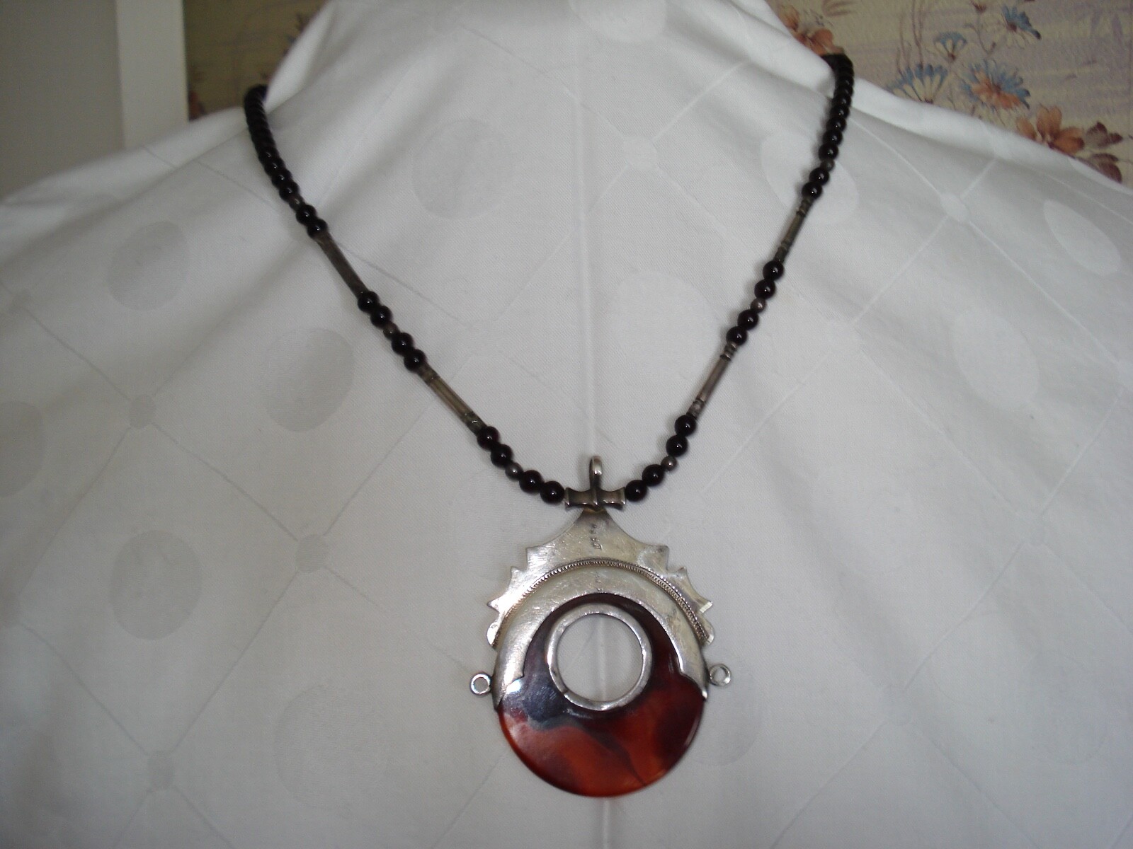 Collier ethnique Touareg en argent ciselé main et onyx | Joaillerie artisanale