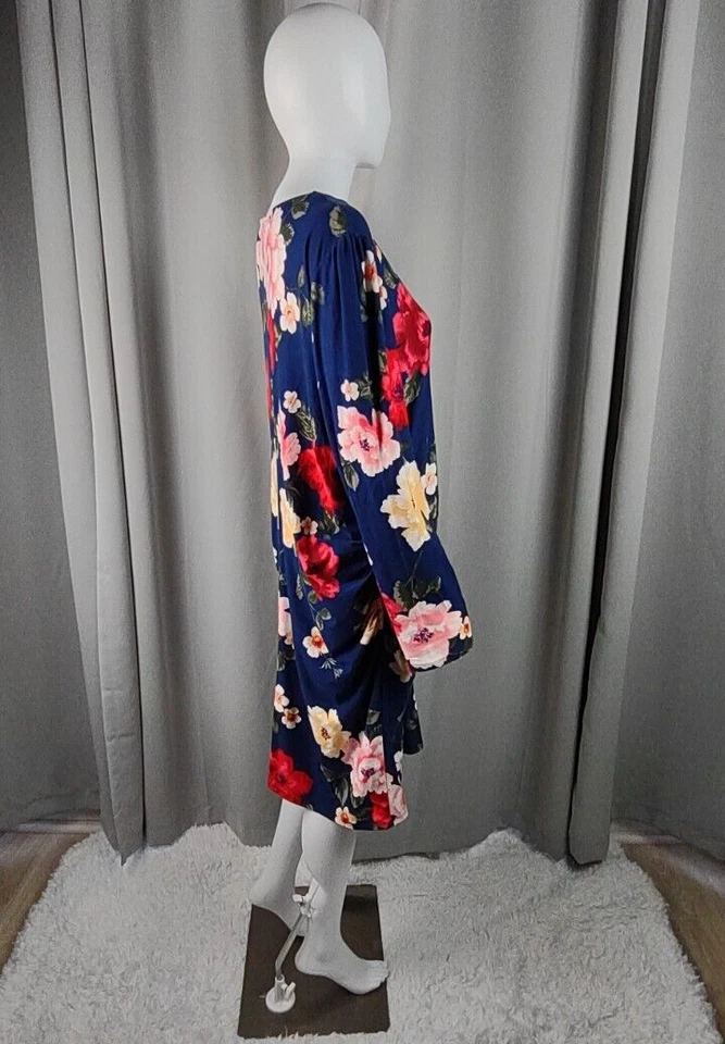 DEREK HEART NAVY BLUE FLORAL DRESS RUCHED SIDES AND FRONT. SIZE 3X - Image 3 of 4