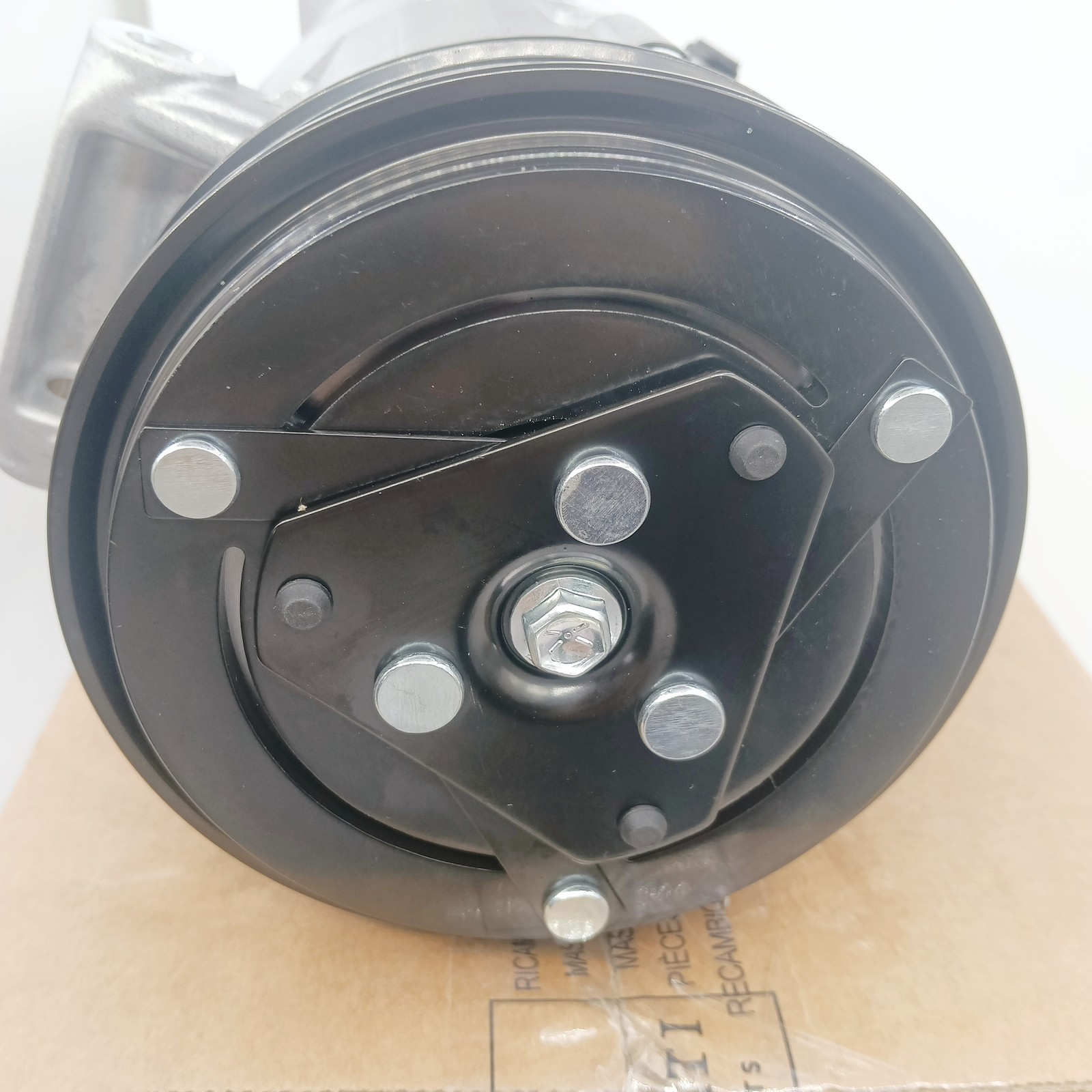 Maserati Ghibli 2016 Compressor with bracket P/N 333332