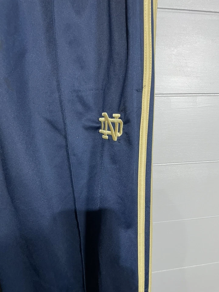 Pantalones deportivos Adidas Notre Dame cortavientos azul marino con 3 rayas grandes para hombre Foto 2 de 4