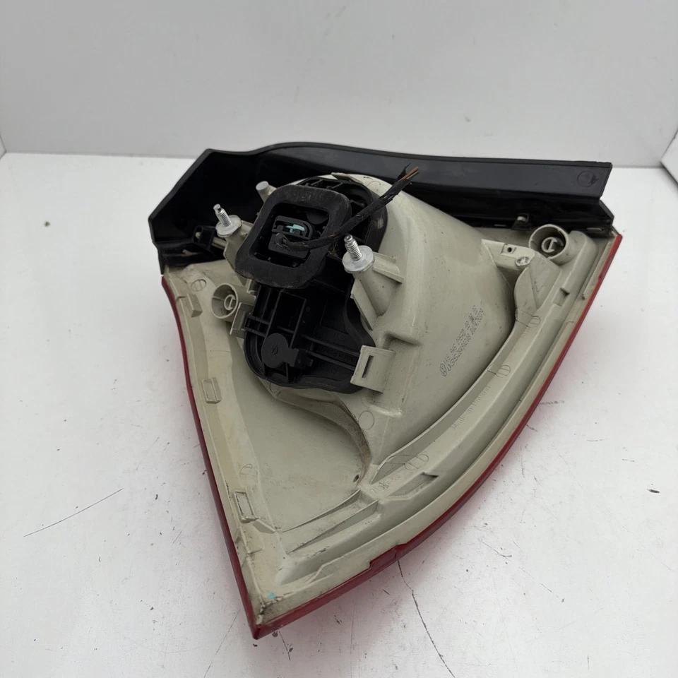 VW RABBIT 2006-2009 luz trasera izquierda cuarto panel montado OEM usado Foto 3 de 4
