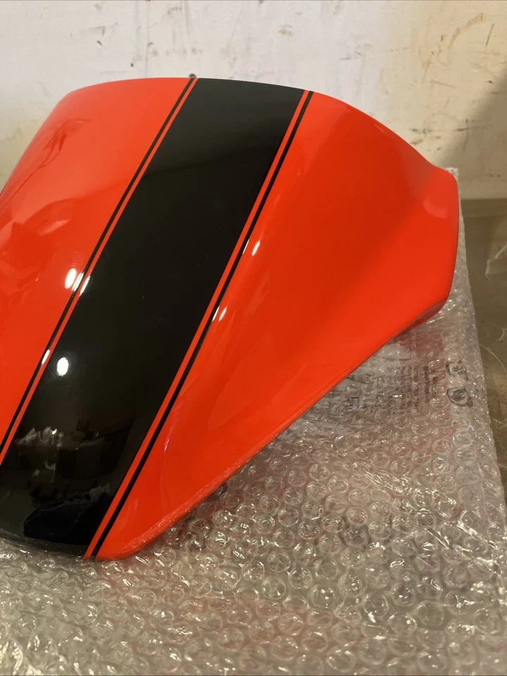 K. NUEVO OEM Ducati Seat Cowl Monster 400 600 750 900 59530251A rojo con rayas negras Foto 3 de 4