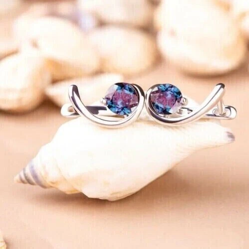 Pendiente para mujer de alejandrita creado en laboratorio de corte redondo de 2,00 quilates enchapado en oro rosa de 14 quilates Foto 4 de 4