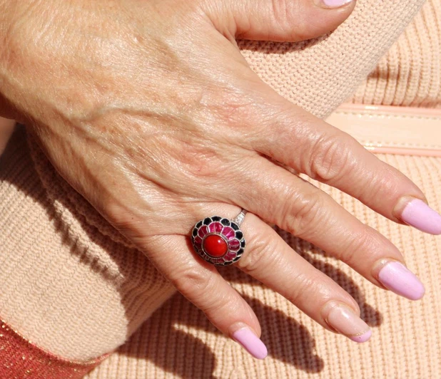 Diseño de cúpula de flores Art Deco hecho a mano en plata 935 con anillo de piedras multicolores Foto 2 de 4