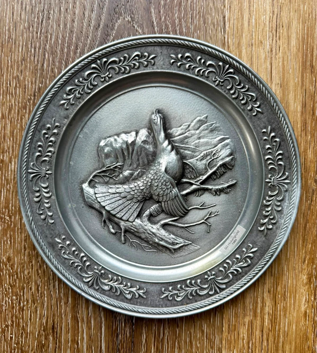 Runder Zinn-Wandteller mit Relief Vogelmotiv, Zierbordüre & Wandaufhängung