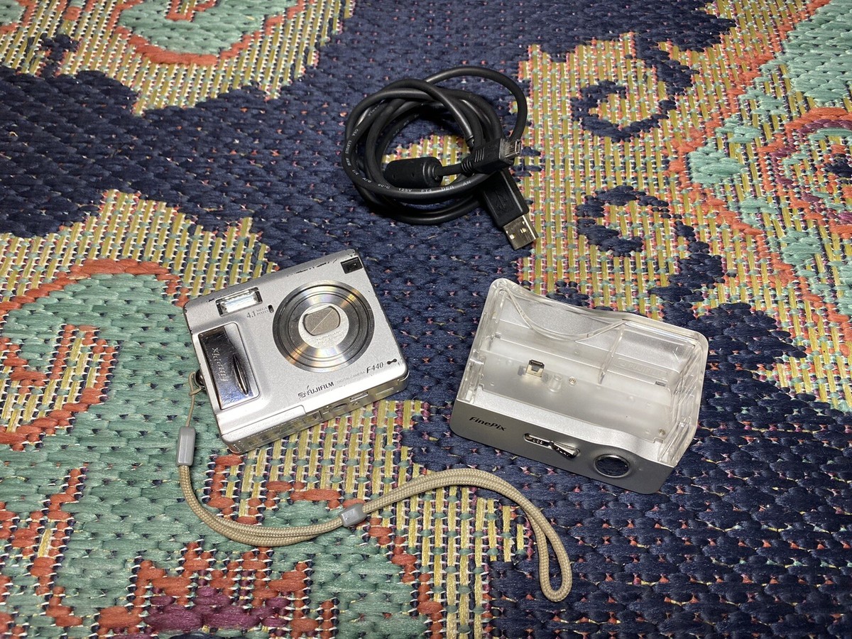 Fujifilm FinePix F Series F440 4.1MP Digital Camera WORKS WITH