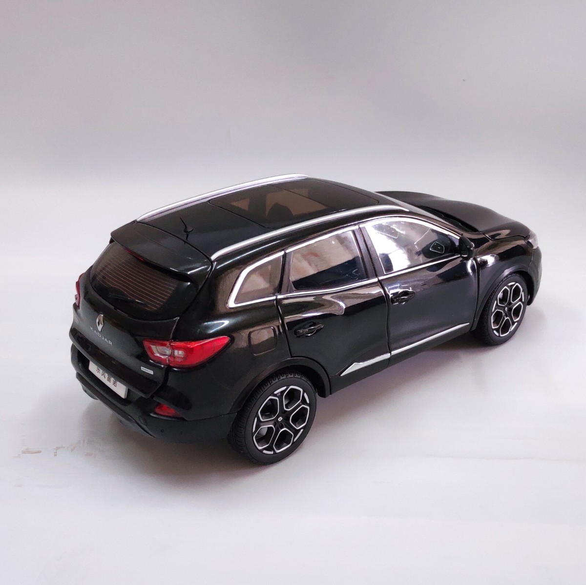 305-104 DONGFENG 1/18 ルノー KADJAR ブラック 1/18 Dealer Edition