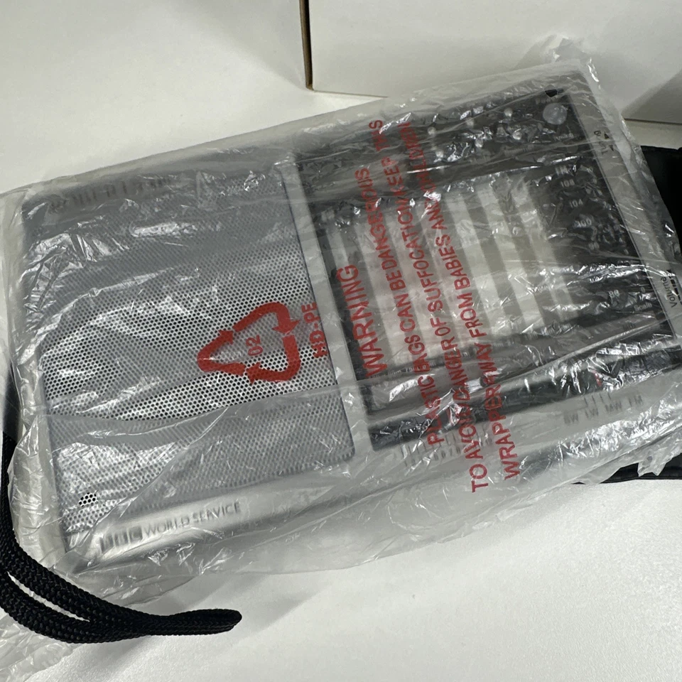 Roberts R871 World 15 Band Dual Clock Radio BRAND NEW IN BOX with Manual, Case - Image 4 of 4