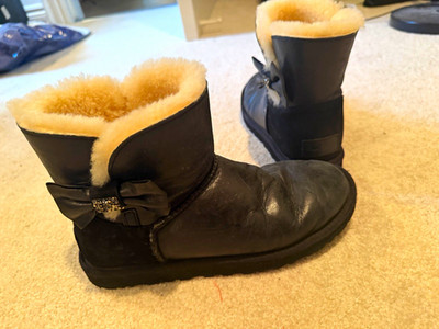 UGG Australia Mini Bailey Bow Black Sheepskin Lined Ankle Bootie US 8