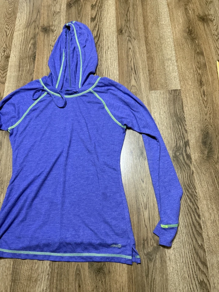 Sudadera con Capucha AVIA, Para Mujer Talla Pequeña, Verde Púrpura, Camisa Manga Larga, Pullover Foto 3 de 4
