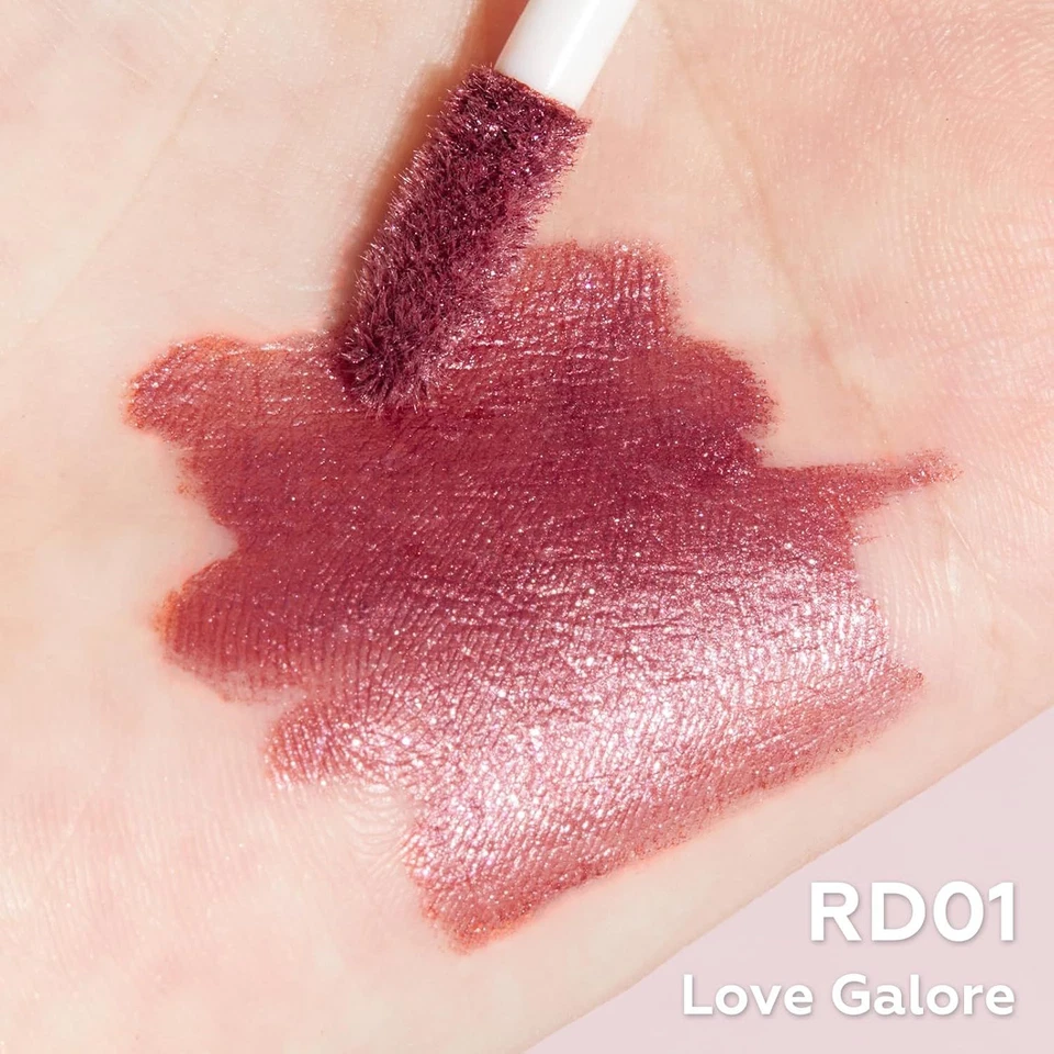 Lápiz labial líquido metálico FOCALLURE, labio antiadherente taza RD01 Love Galore  Foto 3 de 4