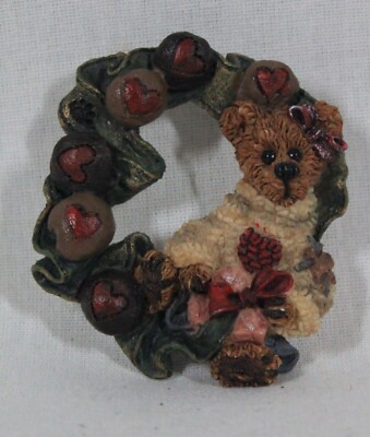 RARE 1995 VINTAGE BEARWARE BOYD'S BEAR ''WREATH & HEARTS'' 2.25'' TALL BROOCH / PIN