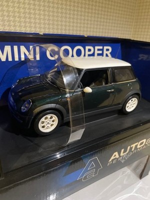 AUTOart MINI クーパー 1:18 Autoart Mini Cooper 1/18 with Opening Doors, Dark Green/White