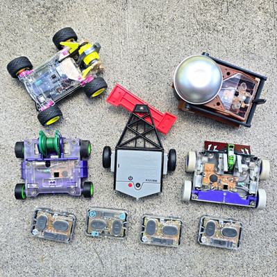 HEXBUG BattleBots RC Robot Lot of 5 with 4 Controllers - Witch Doctor Tombstone
