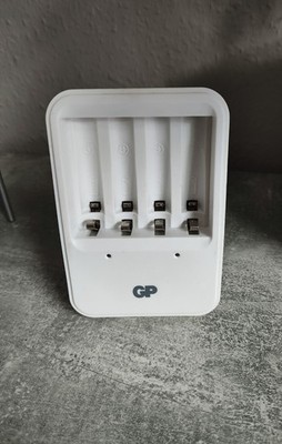 GP Batterie Ladestation Universal Ladegerät PB420 4xAA/AAA